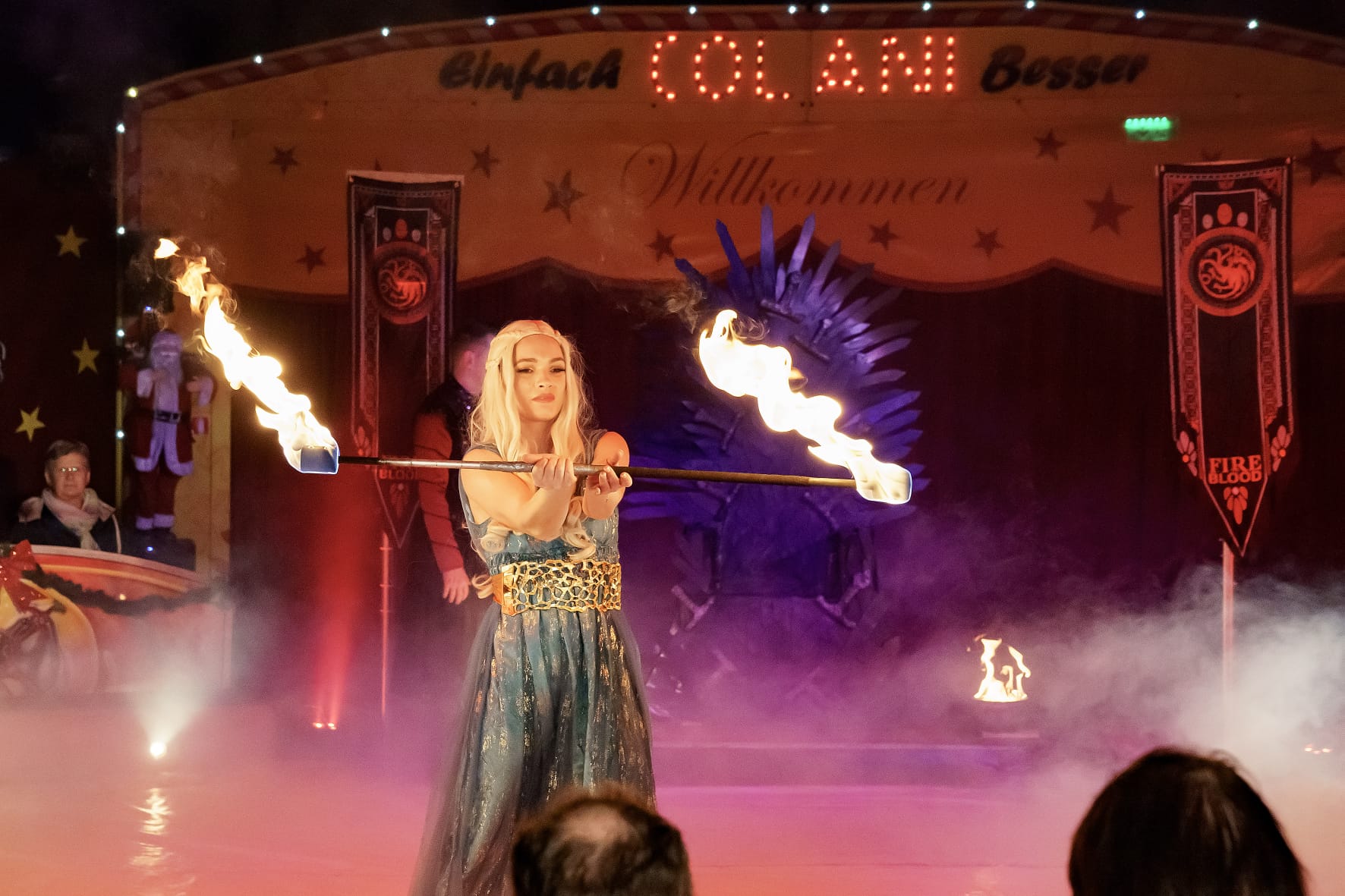 Artistentin mit faszinierender Fackelshow